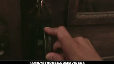 A versão pornô de The Addams Family XXX é tremenda