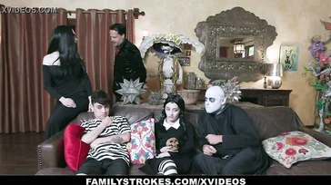 A versão pornô de The Addams Family XXX é tremenda
