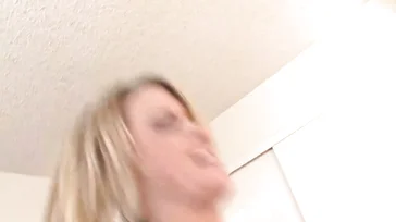 Mama weckt mich mit einem Blowjob, so geht verdammte Arbeit!