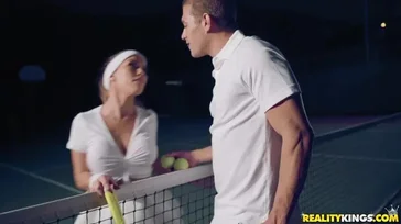 El profesor de tenis le enseña a esta chica su gran polla!