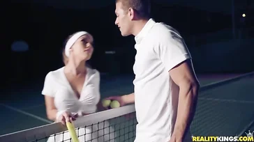 El profesor de tenis le enseña a esta chica su gran polla!