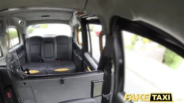 Dieser Taxifahrer hat Glück, er bekommt eine sehr nuttige reife Frau rein.