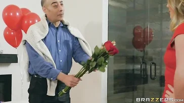 Die Blondine AJ Applegate schüttelt vor Vergnügen ihren Hintern.