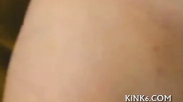 A garota negra é forçada a comer uns bons paus