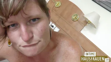 Deutsche Frau in den Fünfzigern mit haariger Muschi wird wie ein Schwein gefickt