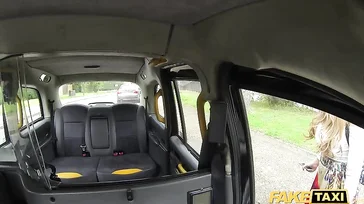 Sie steigt in das Taxi mit der Absicht, dort zu ficken.