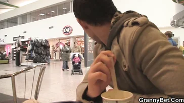 Wie einfach es ist, mit einer geschiedenen Frau zu flirten, sie sind begierig...
