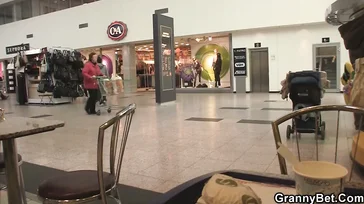 Wie einfach es ist, mit einer geschiedenen Frau zu flirten, sie sind begierig...