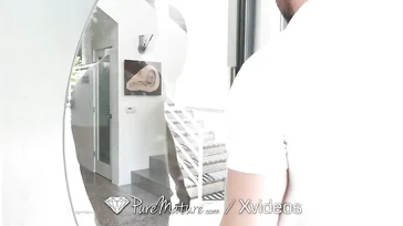 Si spoglia nuda davanti al massaggiatore, questa tipa vuole il cazzo..
