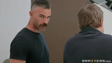 El amigo de mi marido me folla y se corre en mi cara..