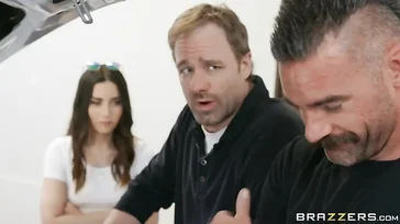 El amigo de mi marido me folla y se corre en mi cara..