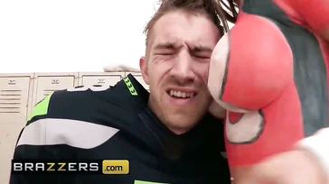 De cheerleaders weten hoe ze deze speler moeten aanmoedigen.