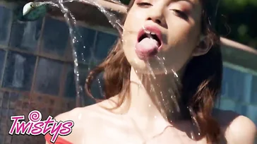 Dos amigas lesbianas jugando en la piscina, que ricas..