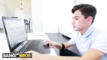 Una ragazza di colore sorprende l'amico del figlio a masturbarsi!