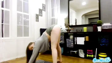 Pornoster Tori Black speelt geil op haar webcam.