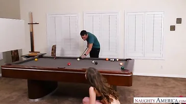 A vadia Elena Koshka, como ela balança essa bunda, caramba...