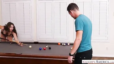 A vadia Elena Koshka, como ela balança essa bunda, caramba...