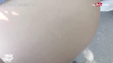 Reife Frau hinten im Van, hart gefickt!