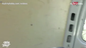 Reife Frau hinten im Van, hart gefickt!