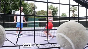 O treinador de tênis a deixa excitada e ela acaba transando com ele.