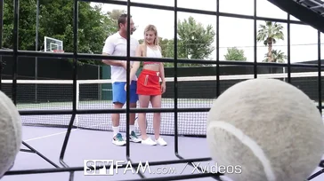 O treinador de tênis a deixa excitada e ela acaba transando com ele.