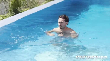 Dois caras fodem essa empregada, ela é Mia Linz