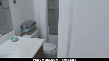 Peguei minha mãe tomando um banho bem relaxante.