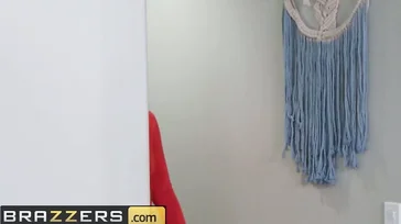 Casey Calvert ist so geil, dass sie sich von diesem schwarzen Kerl ficken lässt