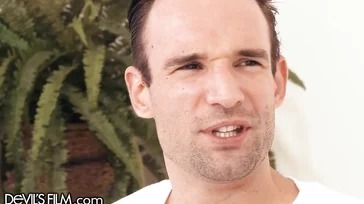 Avi Love macht sich an den Schwanz ihres Nachbarn ran, was für ein schamloses Mädchen!