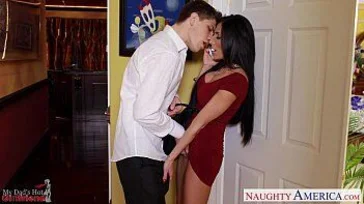 Jaclyn Taylor zuigt de grote pik van Bruce Ventura