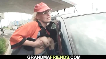 Scheiß auf die Dame an der Tankstelle, sie isst sie paarweise.