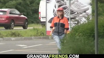 Scheiß auf die Dame an der Tankstelle, sie isst sie paarweise.