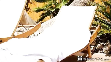 Anissa Kate prefiere comer polla que tomar el sol..
