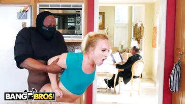 Ein schwarzer Dieb bricht ein und fickt das Mädchen im Haus.