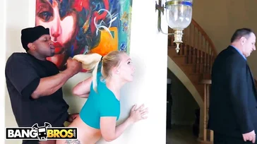 Ein schwarzer Dieb bricht ein und fickt das Mädchen im Haus.