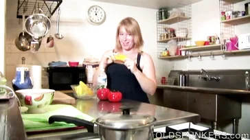 Zeer geile vrouw masturbeert alleen in de keuken.