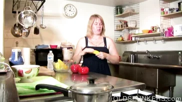 Zeer geile vrouw masturbeert alleen in de keuken.