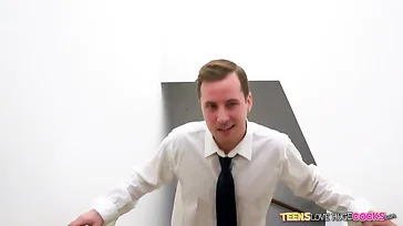 Ich habe meine geile Schwägerin dabei erwischt, wie sie sich schön hart fingerte.