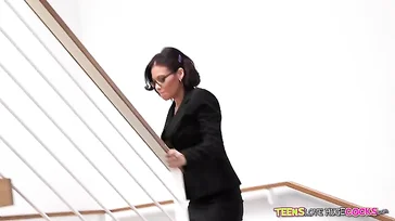 Ich habe meine geile Schwägerin dabei erwischt, wie sie sich schön hart fingerte.