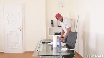 Die Dame des Hauses flirtet mit dem Glaser.