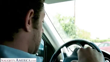 Il marito la scopa duramente, questa è la sua punizione.