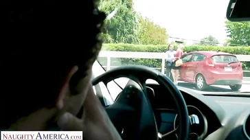 Il marito la scopa duramente, questa è la sua punizione.