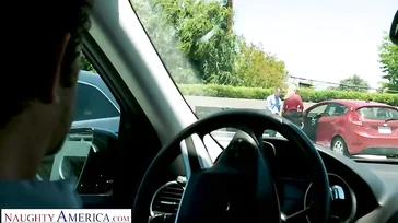 Il marito la scopa duramente, questa è la sua punizione.
