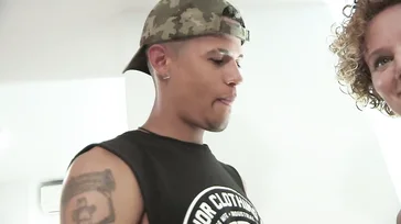 Esta catalana recibe la polla de este chico mulato..