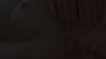 O massagista toca na milf e acaba transando com ela.