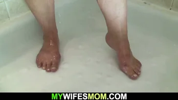 Mama duscht und beginnt, ihren Sohn zu ficken.