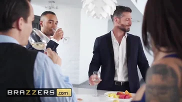 Karma Rx fickt einen der Partygäste..