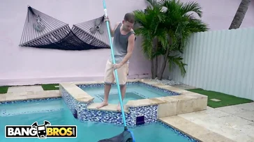 A Sra. Ryan Conner coloca a bunda na cara desse garoto.