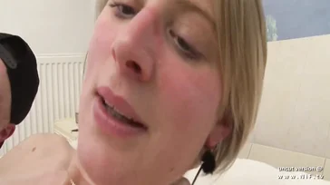 MILF francese con belle tette naturali cavalca un cazzo