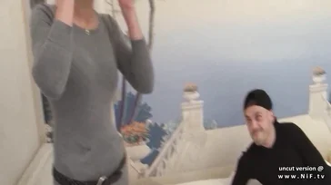 MILF francese con belle tette naturali cavalca un cazzo